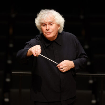 Simon Rattle ist seit der Saison 2023/2024 Chefdirgent des Symphonieorchester des Bayerischen Rundfunks