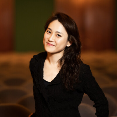 Seit der Spielzeit 2022/2023 ist Han-Na Chang Erste Gastdirigentin der Symphoniker Hamburg