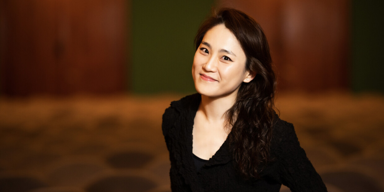 Seit der Spielzeit 2022/2023 ist Han-Na Chang Erste Gastdirigentin der Symphoniker Hamburg