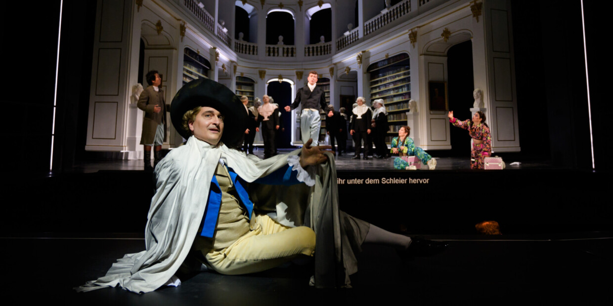 In der Weimarer Neuinszenierung von Rossinis „La cenerentola“ werden unter Regisseur Roland Schwab die alten Größen der Stadt wiedererweckt.