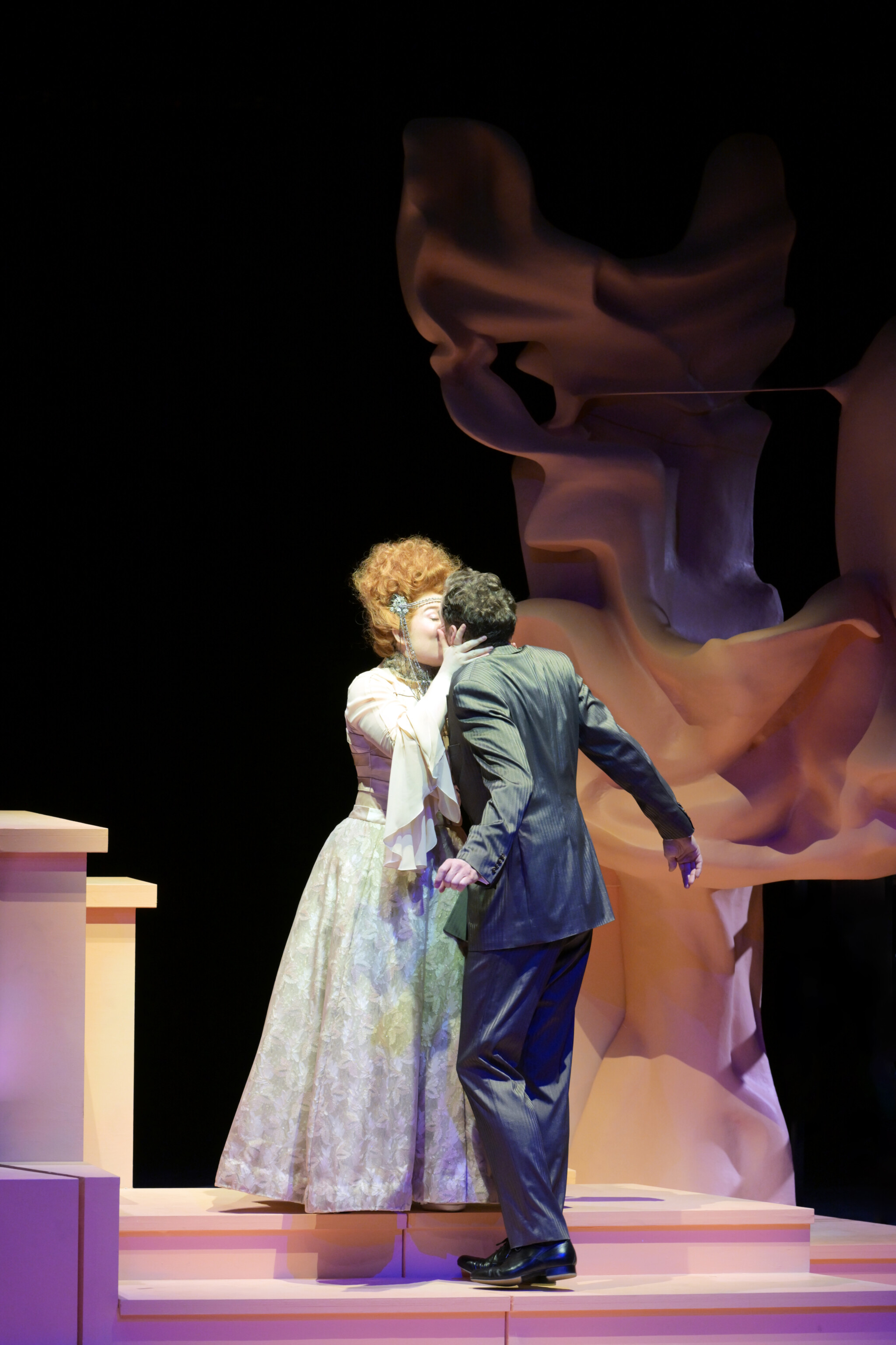Szenenbild aus „In seinem Garten liebt Don Perlimplín Belisa“ an der Oper Frankfurt