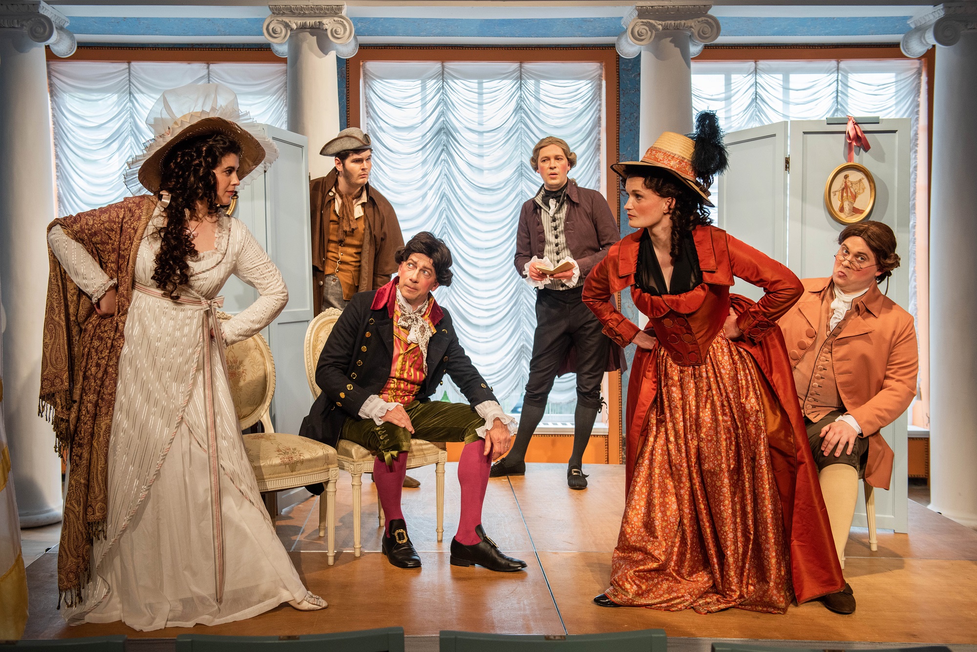 Szenenbild aus „Die Theatralischen Abentheuer oder Der Theaterdirektor in Nöthen (L’impresario in angustie)“