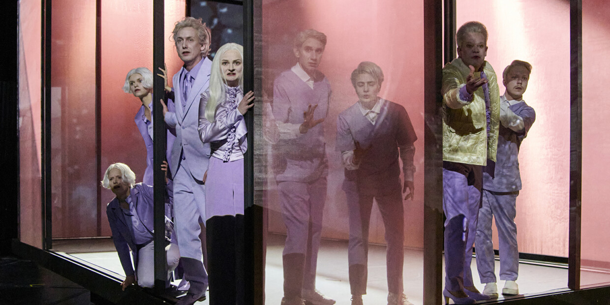 In „Koma“ am Staatstheater Braunschweig sind die Darsteller nur knapp die Hälfte der Vorführung zu sehen, bevor vollkommene Dunkelheit den Bühnenraum ergreift
