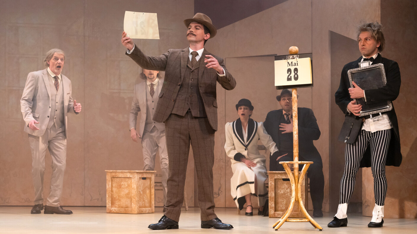 „Am 28. Mai weiß man bereits, was man will.“, heißt es in Peter WesenAuers neuer Oper „April. Die Geschichte einer Liebe“