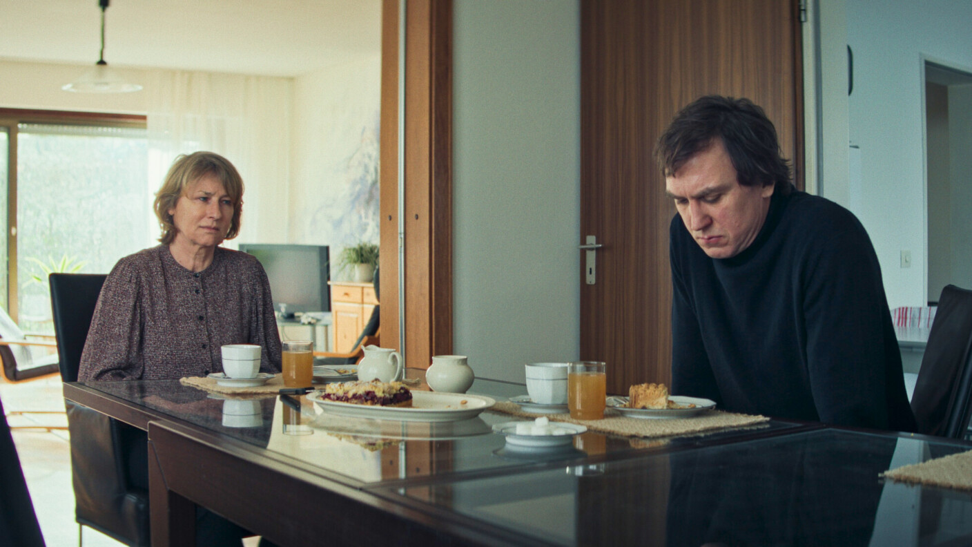 Auf den letzten Metern einer Mutter-Sohn-Beziehung: Corinna Harfouch als Lissy Lunies und Lars Eidinger als Tom in „Sterben“