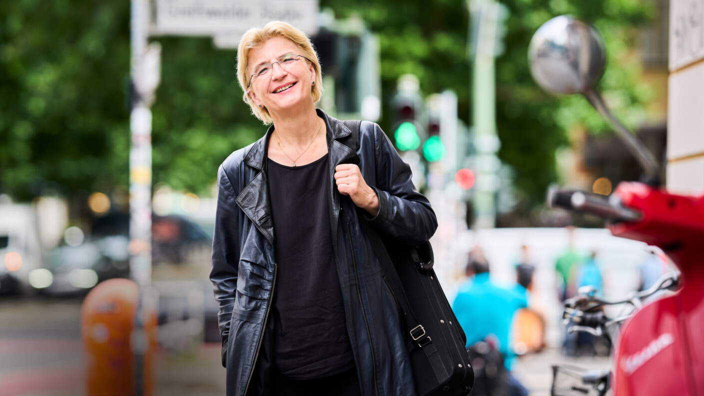 Antje Weithaas trifft man meist mit Geigenkoffer und oft mit Lederjacke an
