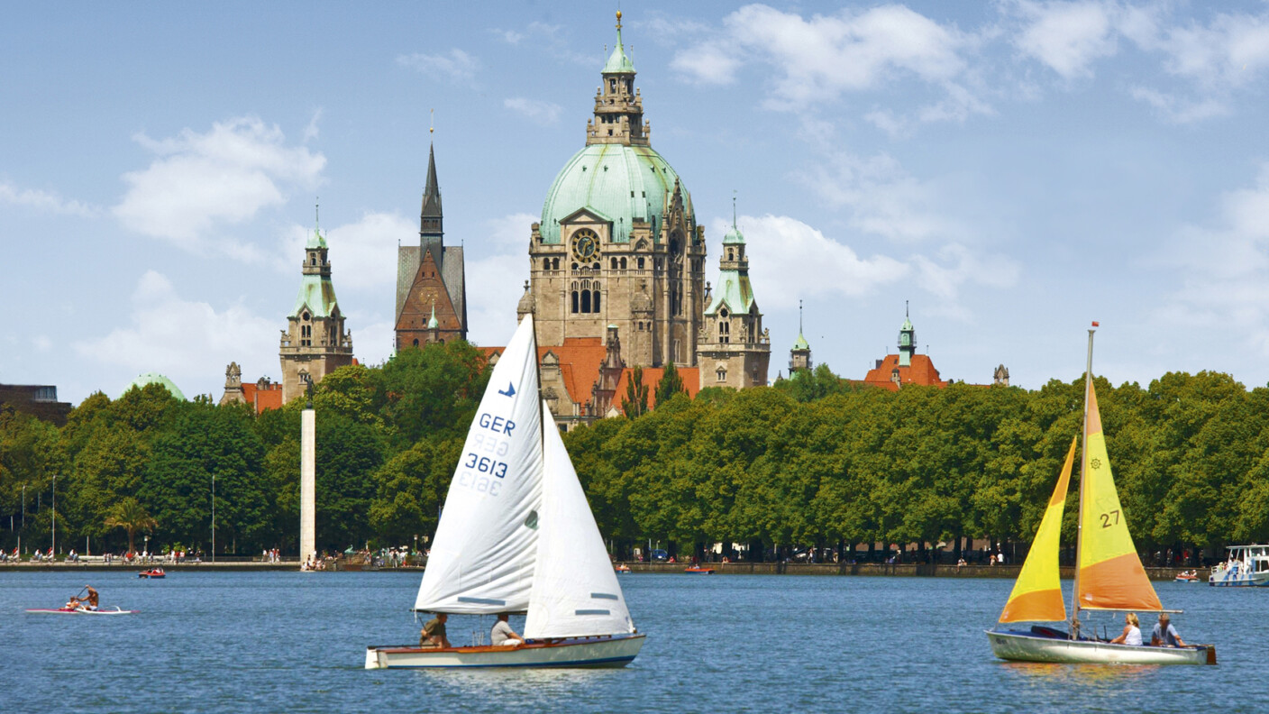 Segeln mit Blick aufs Neue Rathaus – der Maschsee macht’s möglich