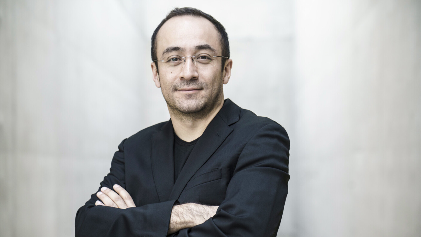 Der gebürtige Römer Riccardo Minasi ist Künstlerischer Leiter beim Orchestra La Scintilla sowie Erster Gastdirigent beim Ensemble Resonanz
