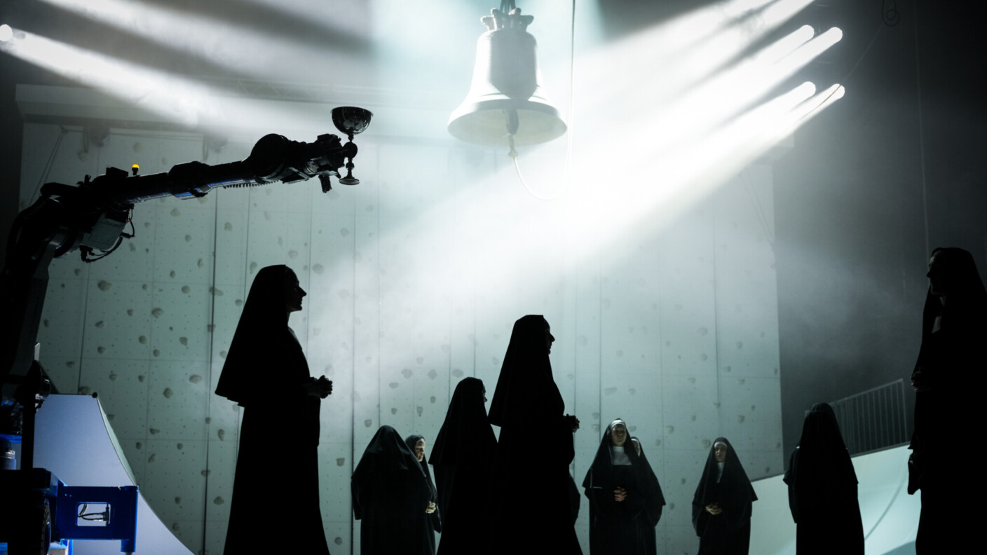 In Schwerin nimmt sich Florentina Holzinger nicht nur Paul Hindemiths Einakter „Santa Susanna“, sondern gleich noch die Rituale der katholischen Kirche vor