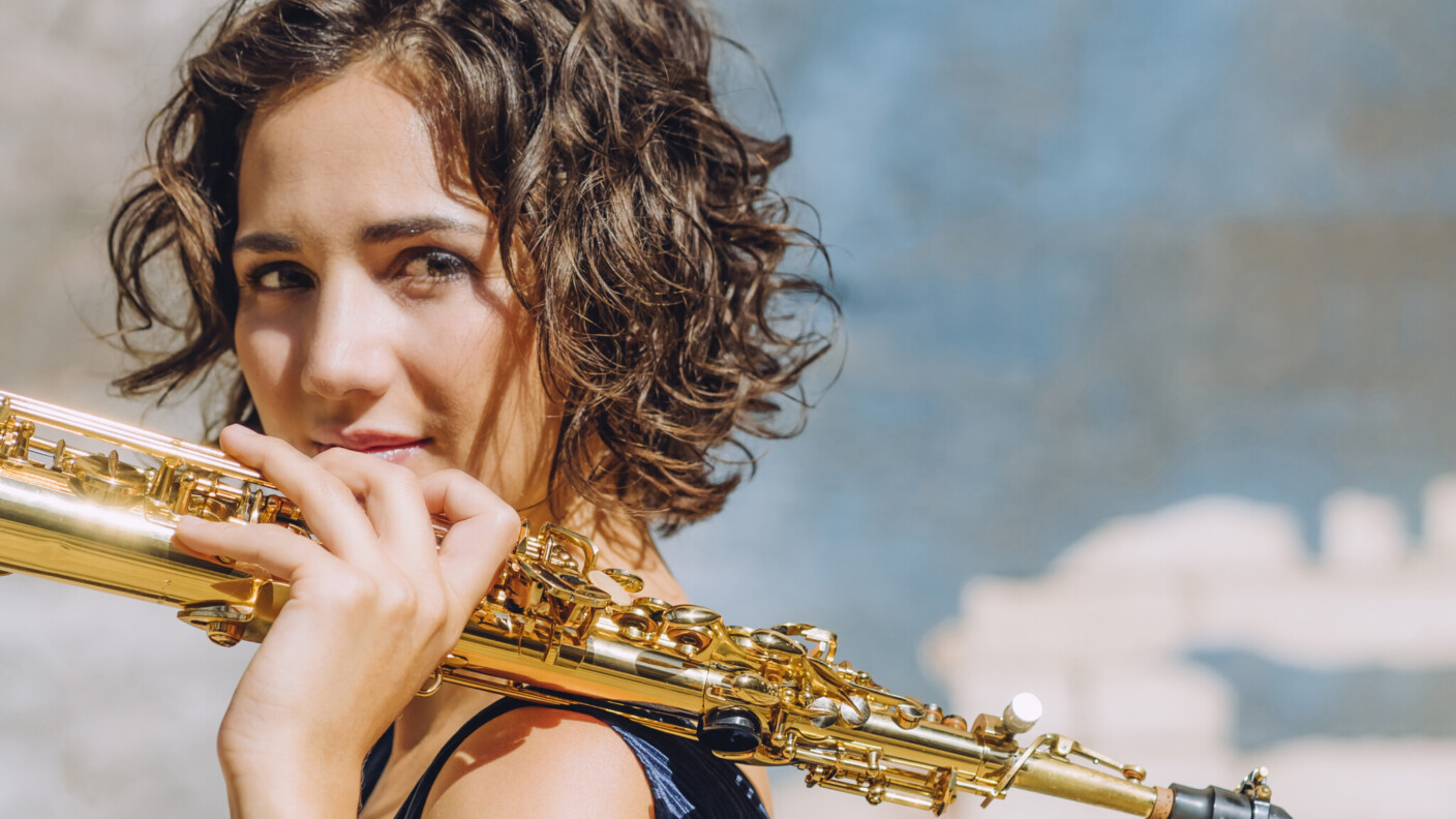 Asya Fateyeva steht mit Hingabe für die Vielseitigkeit ihres Instruments ein.