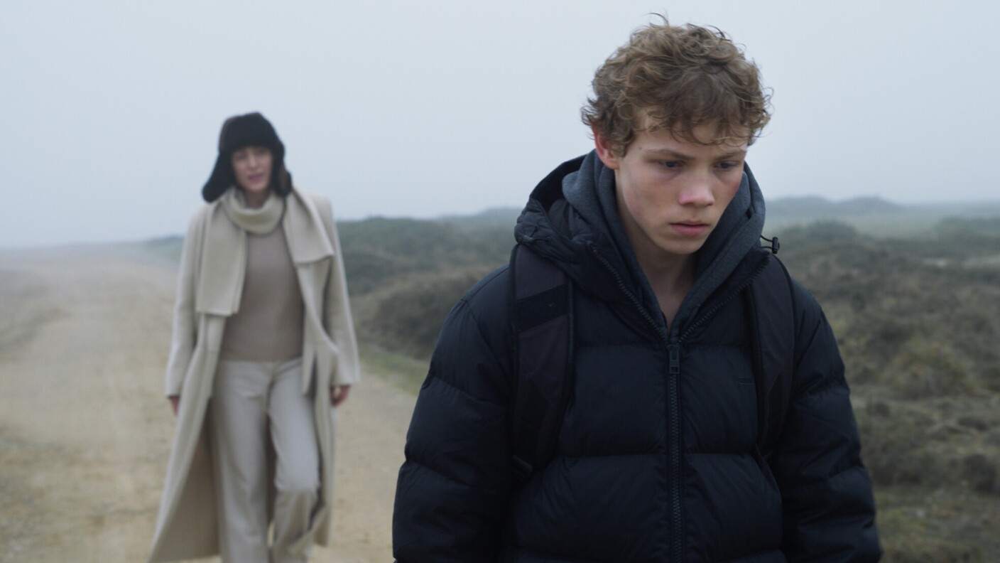 Dirigentin Nina (Maren Eggert) und ihr Sohn Lars (Jona Levin Nicolai) kommen in „Kein Wort“ der Vergangenheit auf die Spur