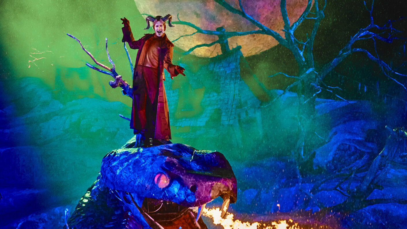 Die Bregenzer Festspiele in gewollt opulenter Austattung: Des Teufels Gehilfe Samiel erhebt sich auf einer feuerspeienden Schlange