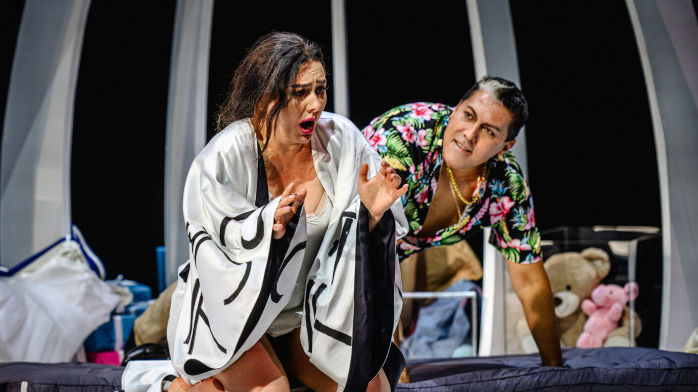 Regisseurin Rosetta Cucchis Festspiel-Inszenierung zu „Madama Butterfly“ erschafft zwei Welten, die sich nicht in typische Klischees verlieren