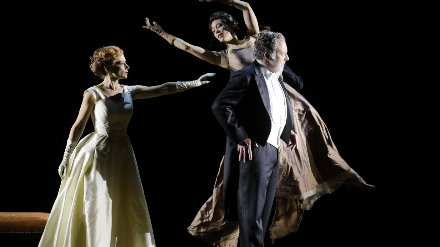 In der Inszenierung von „Pelléas et Mélisande“ am Prinzregententheater wird die Naturmetaphorik des Stücks in das häusliche Innere umgedeutet