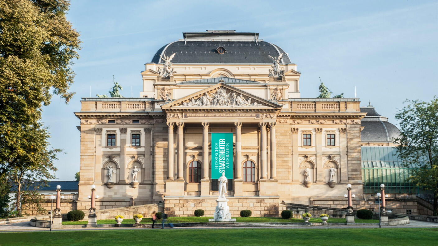 Am Hessischen Staatstheater Wiesbaden feiert Leo McFall seinen Einstand als neuer Generalmusikdirektor