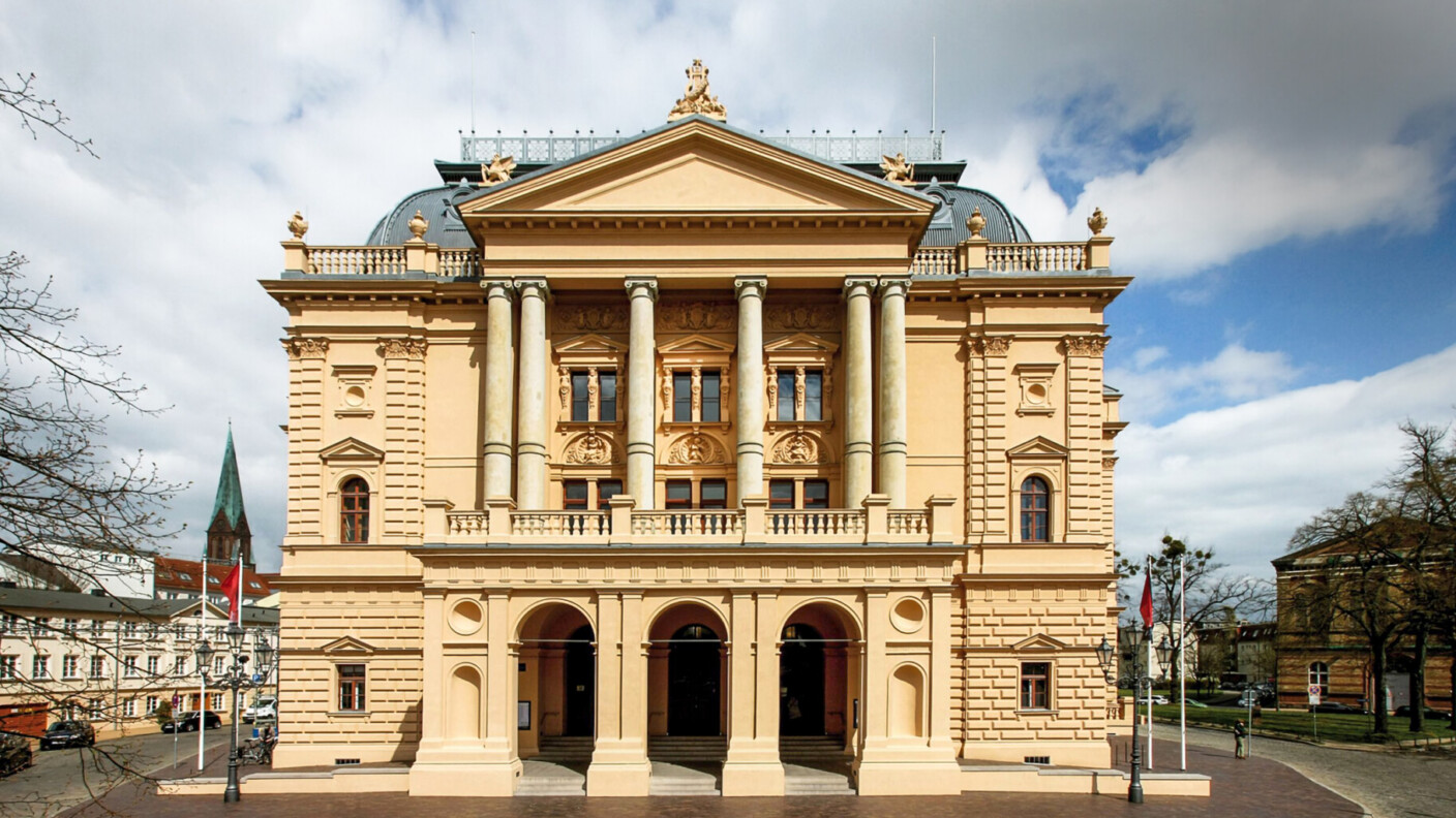 Das Mecklenburgische Staatstheater fördert in dieser Spielzeit so manche Operntrouvaille zutage