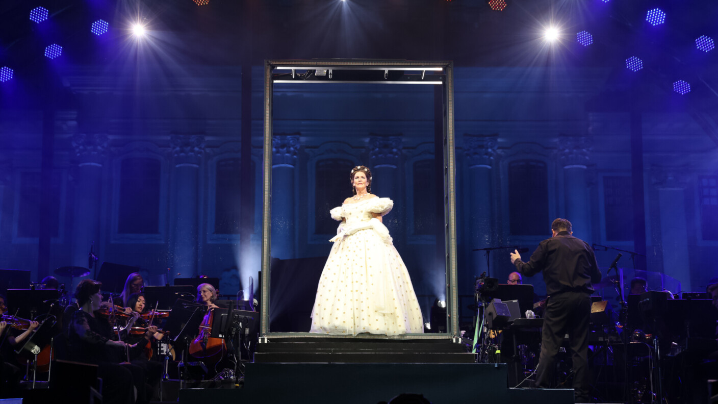 In dieser Fassung von „Elisabeth“ sind Orchester und Darsteller auf der Bühne vereint