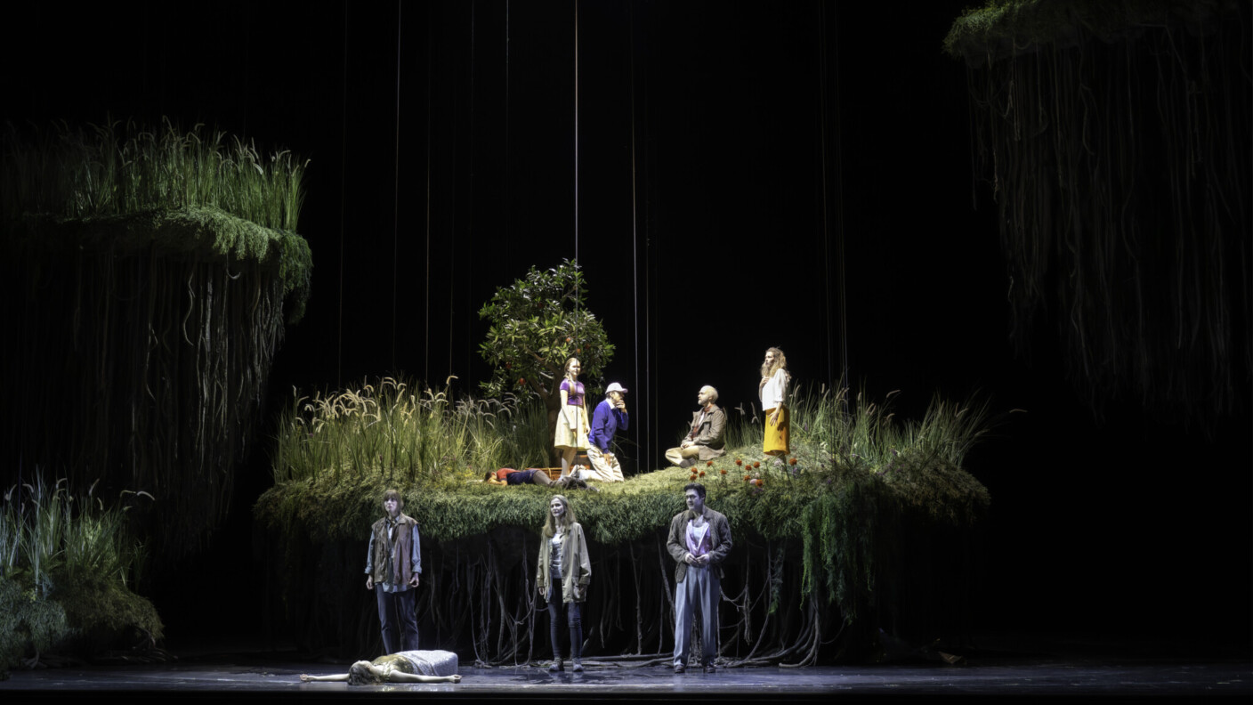 „Tief wurzelt, was grünt“: Regisseurin Daniela Löffner übersetzt an der Oper Frankfurt Maurice Maeterlincks Worte aus Aribert Reimanns „L’Invisible“ bildreich und direkt.