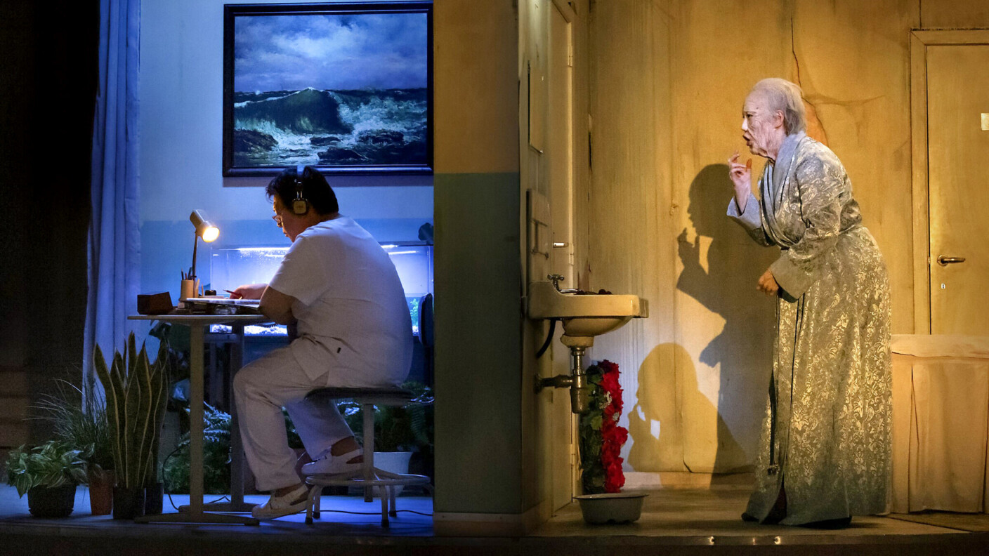 Szenenbild aus Bizets Oper „Die Perlenfischer“ in einer Inszenierung von FC Bergman