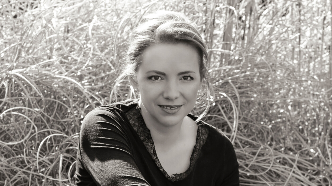 Sarah Höflich schreibt neben Romanen auch Drehbücher und ist als Produzentin im Film und Fernsehen tätig