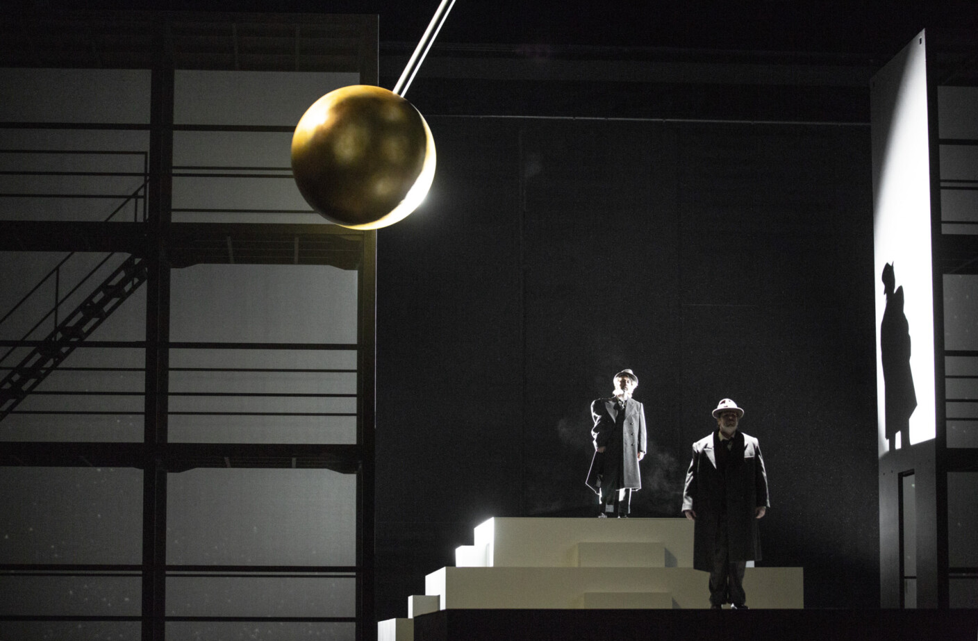 Szenenbild aus Unsik Chins „Die dunkle Seite des Mondes“ an der Staatsoper Hamburg