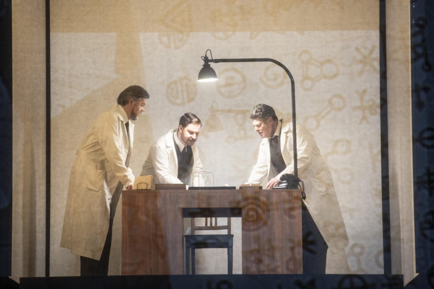 Szenenbild aus Unsik Chins „Die dunkle Seite des Mondes“ an der Staatsoper Hamburg