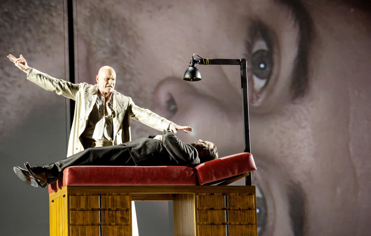 Szenenbild aus Unsik Chins „Die dunkle Seite des Mondes“ an der Staatsoper Hamburg