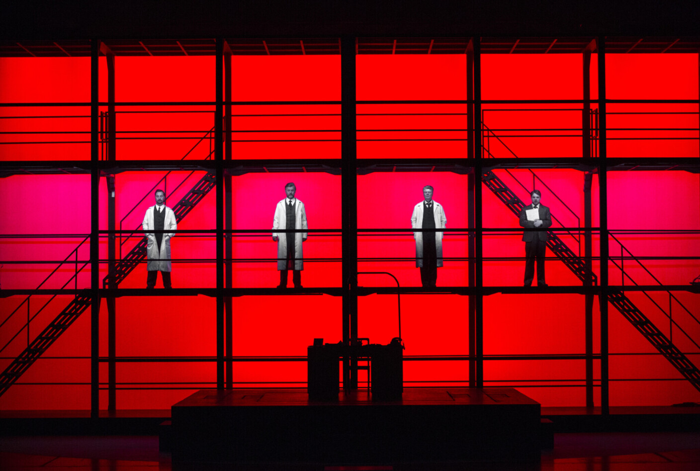 Szenenbild aus Unsik Chins „Die dunkle Seite des Mondes“ an der Staatsoper Hamburg