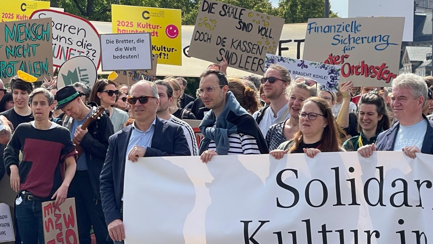 Mehrere hundert Teilnehmer sächsischer Orchester und Theater demonstrieren vor dem Landtag in Dresden gegen finanzielle Kürzungen im Kulturetat