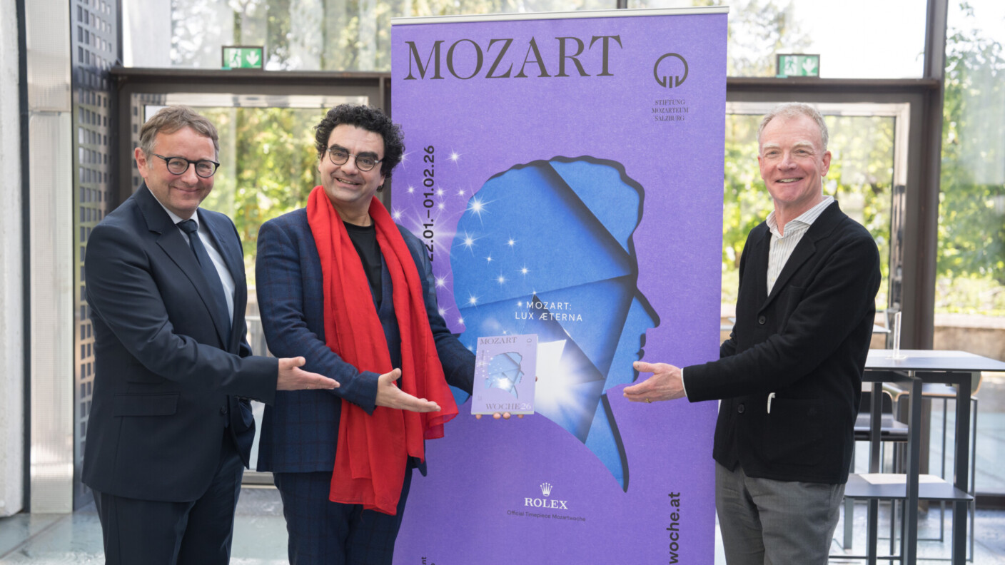Laden zur Mozartwoche 2026 nach Salzburg (v. l. n. r.): Mozarteum-Geschäftsführer Rainer Heneis, Intendant Rolando Villazón und Johannes Honsing-Erlenburg, Präsident der Internationalen Stiftung Mozarteum