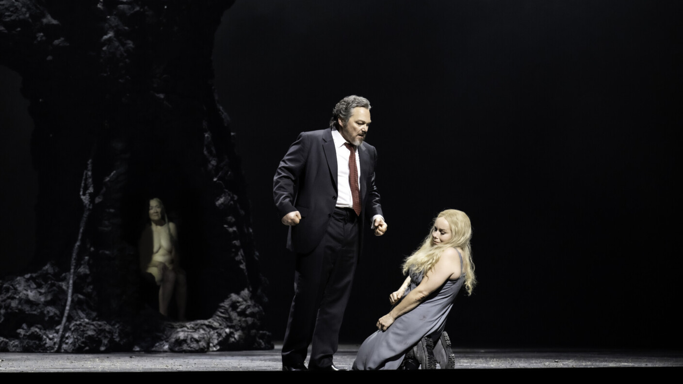 Wotan (Christopher Maltman) und Brünnhilde (Elisabet Strid) vor der verbrannten Weltensche in Barrie Koskys Inszenierung der „Walküre“