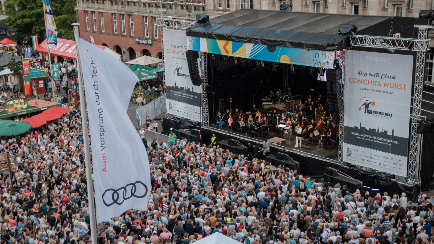 Tausende Menschen verfolgen jedes Jahr das Classic-Open-Air zur Kieler Woche