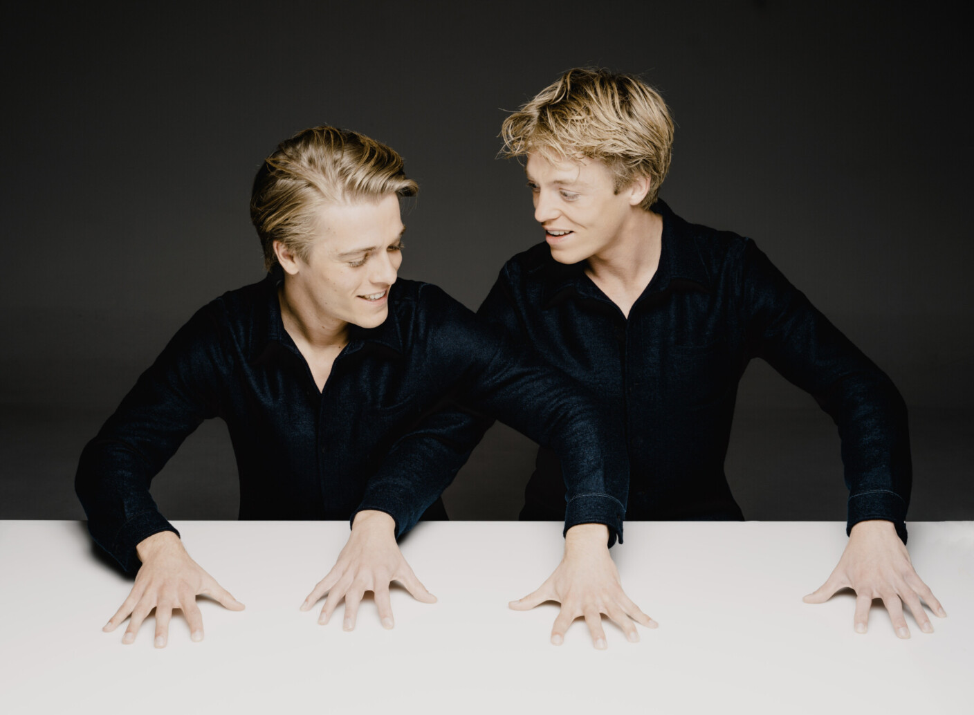 Lucas und Arthur Jussen bilden eines der gefragtesten Klavierduos unserer Zeit