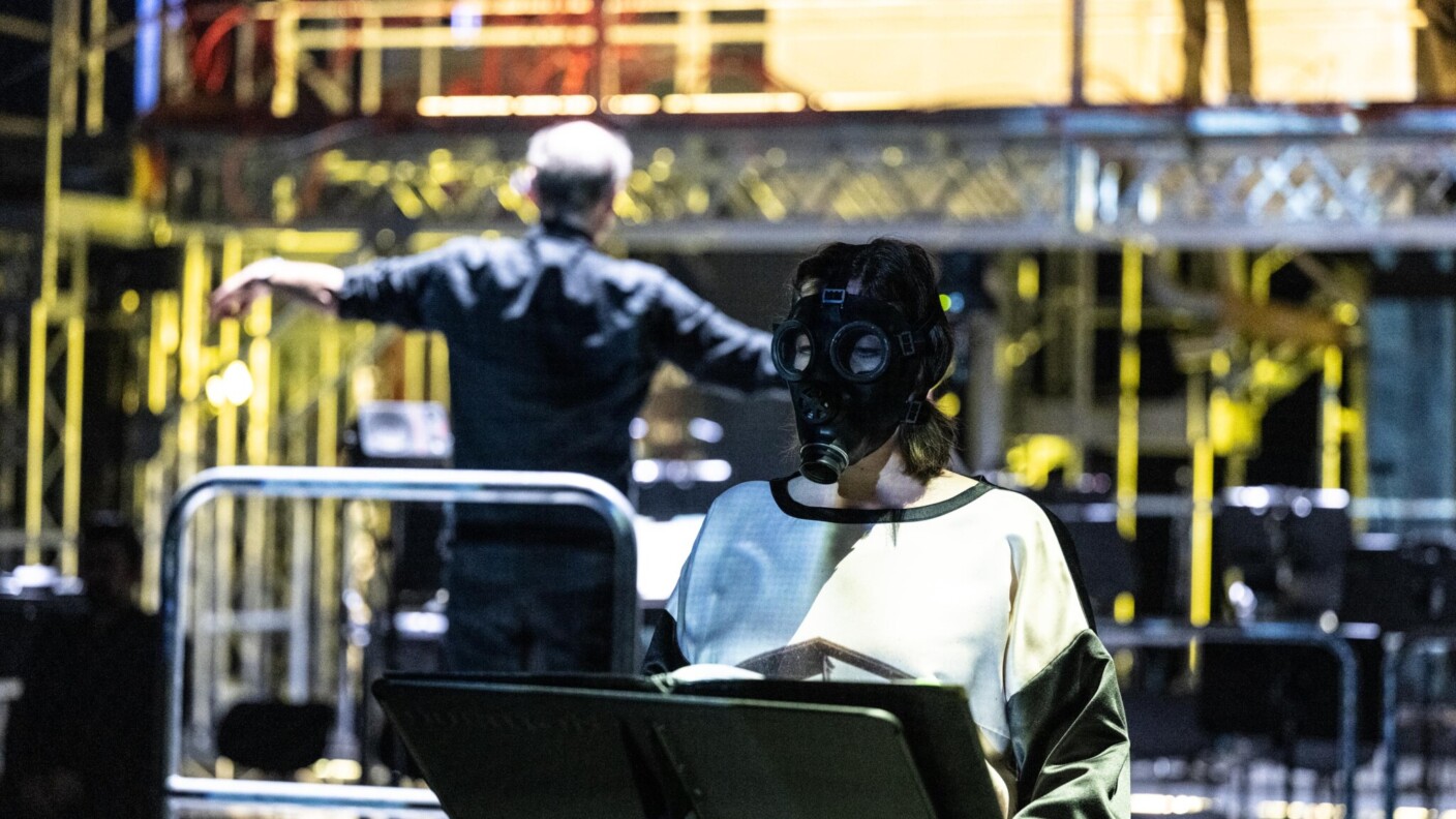 Die Gasmaske als eindrückliches Sinnbild entmenschlichter Kriegsführung im Ersten Weltkrieg: „Die letzten Tage der Menschheit“ an der Oper Köln