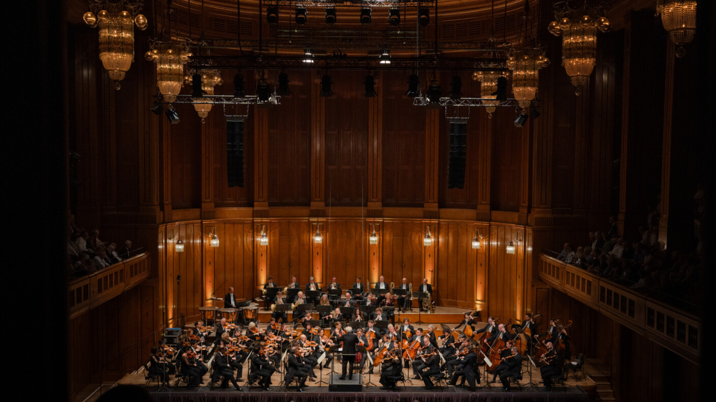 Der holzvertäfelte Max-Littmann-Saal in Bad Kissingen bietet beste klangliche Voraussetzungen für das Orchesterfeuerwerk der Bamberger Symphoniker.