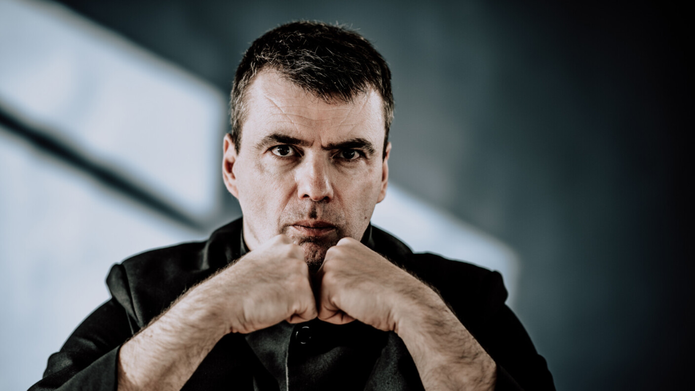 Gabriel Feltz, GMD des Philharmonischen Orchester Kiel, entfacht zum Saisonabschluss nochmal ein klanggewaltiges Feuer