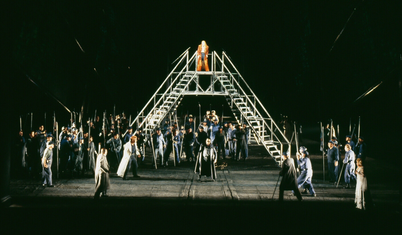 Szenenbild aus „Die Götterdämmerung“ in der legendären Inszenierung von Harry Kupfer (1990)