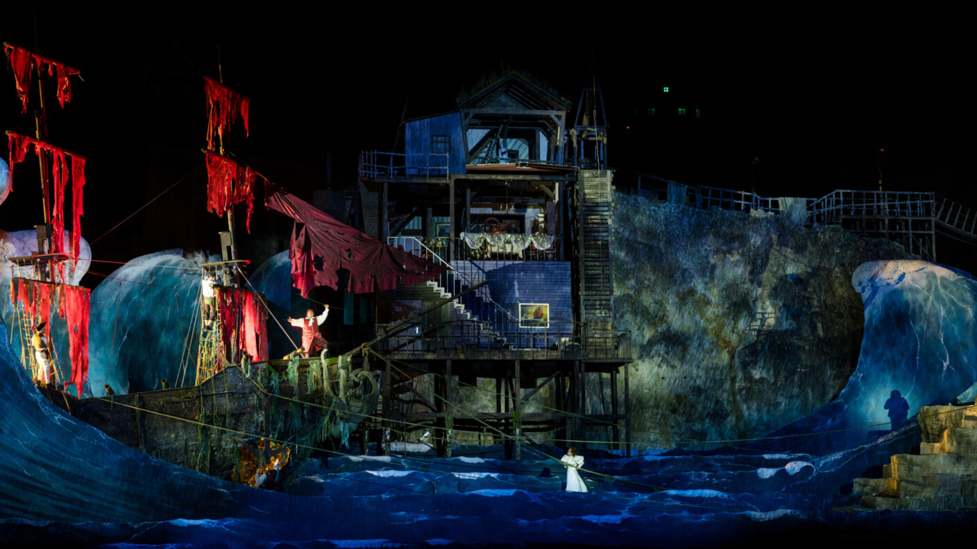 Feurig rote Segel verheißen nichts Gutes in Wagners Schaueroper „Der fliegende Holländer“ bei der Oper im Steinbruch St. Margarethen