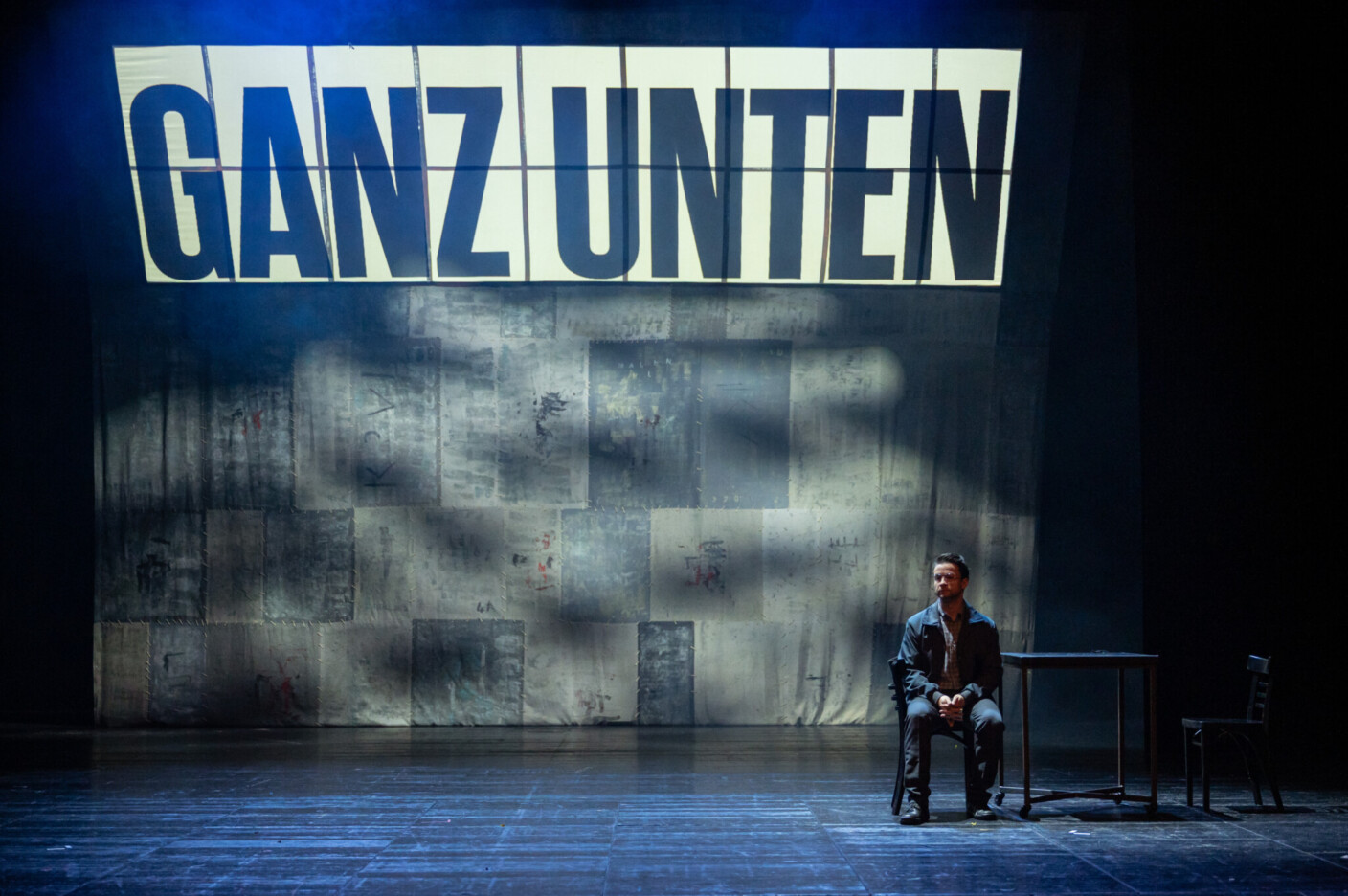 Szenenbild aus „Ganz unten“ beim Kunstfest Weimar