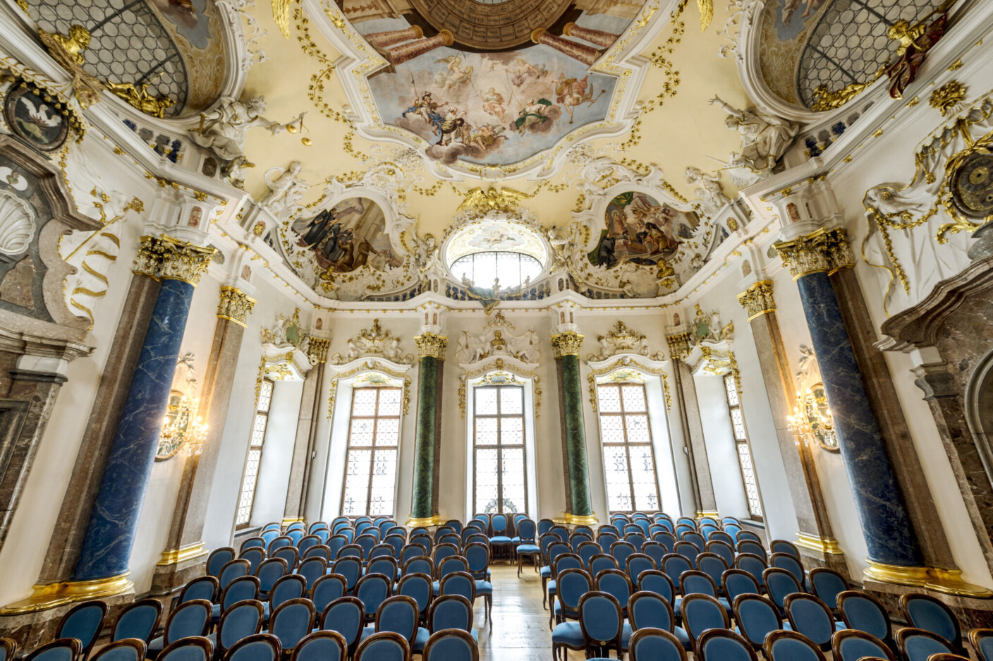Prunkvolles Klangwunder: der Kaisersaal im Kloster St. Mang