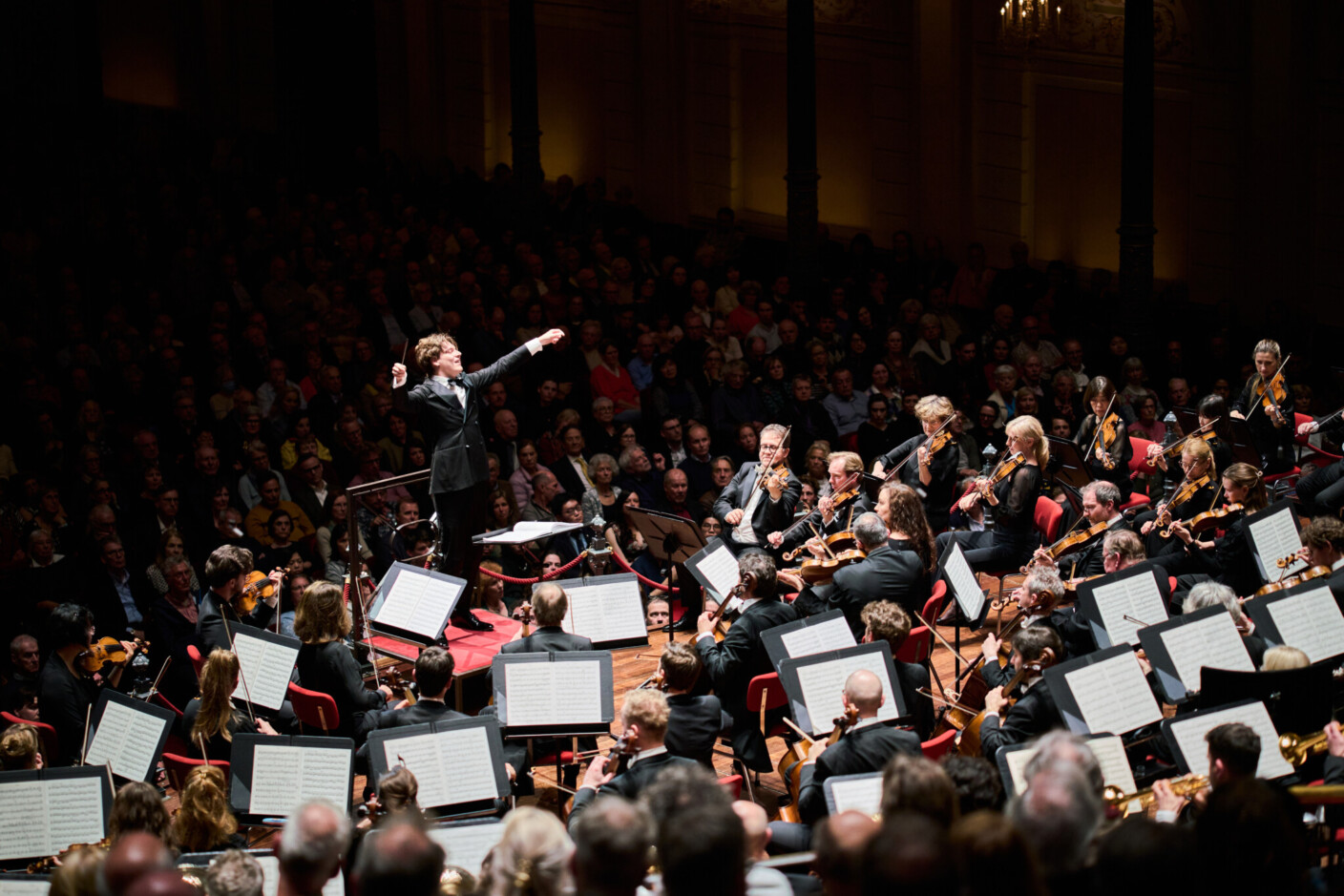 Kommen mit Bruckners achten Sinfonie in die Elbphilharmonie: Klaus Mäkelä und das Royal Concertgebouw Orchestra aus Amsterdam