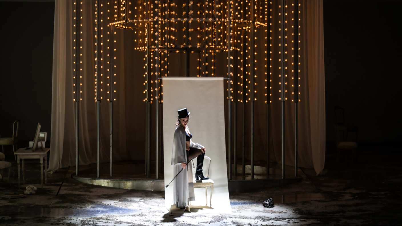 An der Oper Köln spiegeln sich brutale Abhängigkeiten und emotionale Zwänge im Outfit der Titelfigur Manon