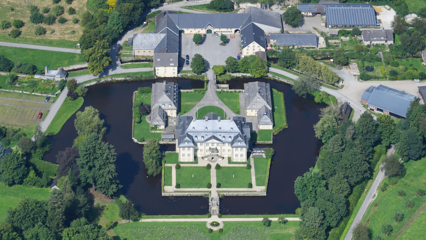 Luftaufnahme von Schloss Körtlinghausen