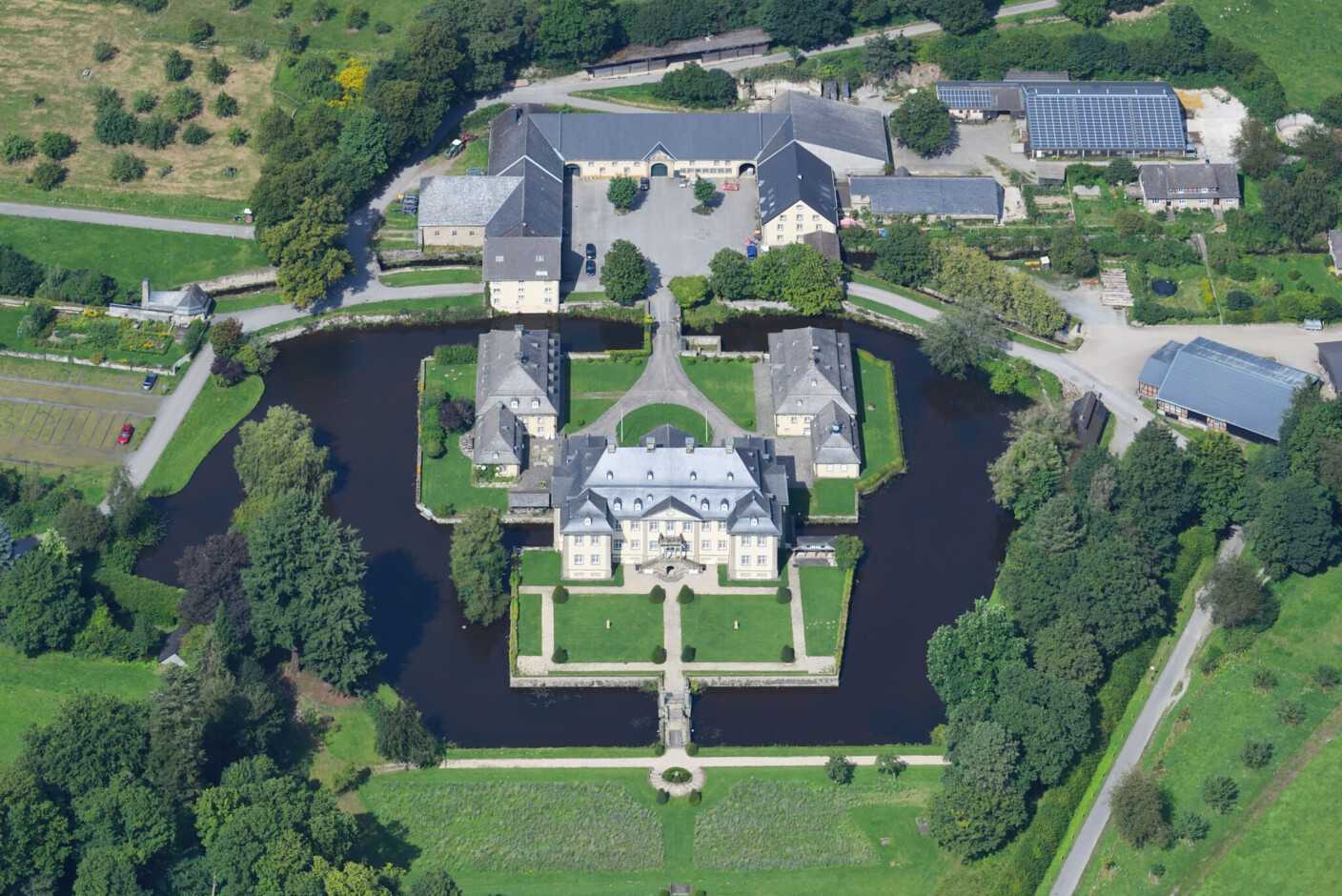 Luftaufnahme von Schloss Körtlinghausen