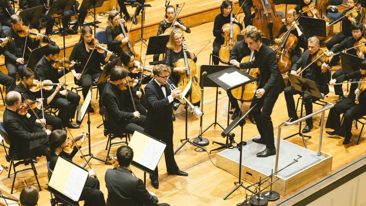 Ein eingespieltes, aufeinander Rücksicht nehmendes Team: Trompeter Robin Paillet und Dirigent Sasha Scolnik-Brower