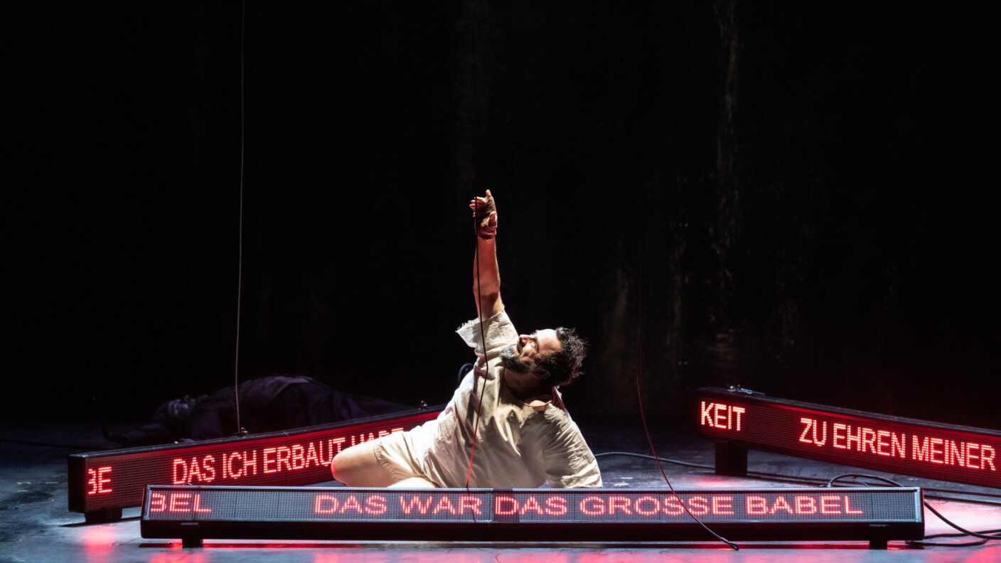 Nicht Blitze, sondern das Gedankengut despotischer Herrscher wie Hitler oder Stalin regnet in Roland Schwabs Inszenierung am Bonner Opernhaus auf Titelfigur Nabucco nieder