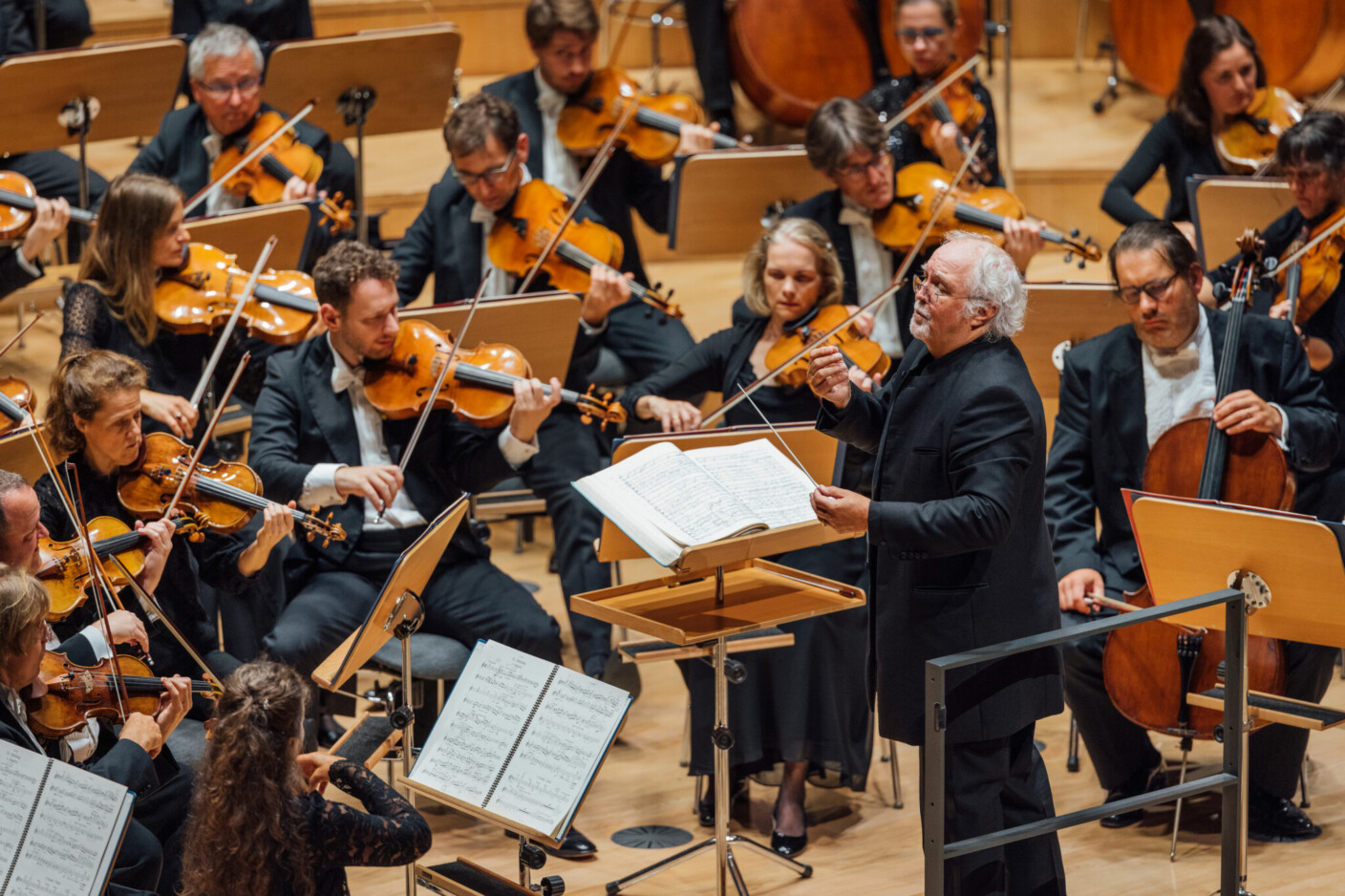 „Die Beziehung zu einem Publikum ist wie ein Tanz“, sagt Donald Runnicles, hier am Pult der Dresdner Philharmonie