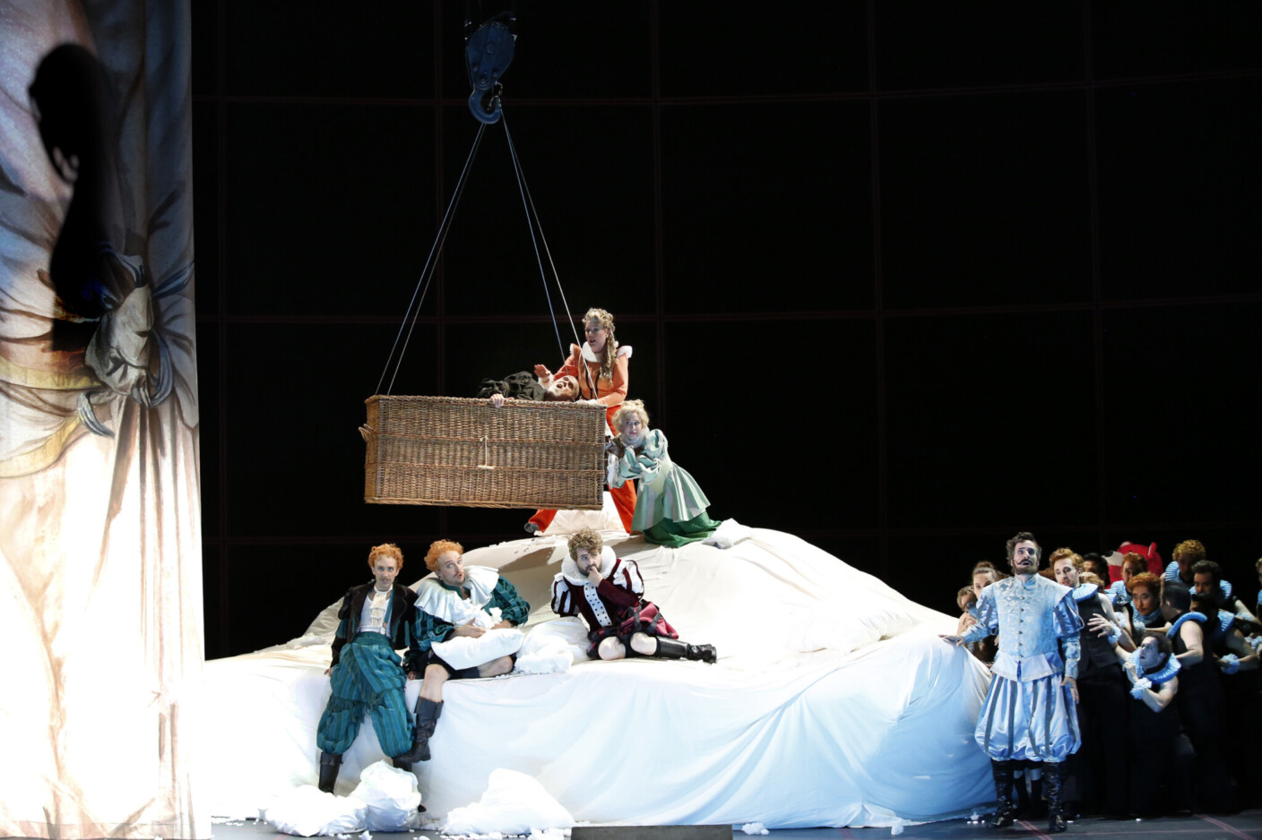 Szenenbild aus „Falstaff“ an der Oper Leipzig