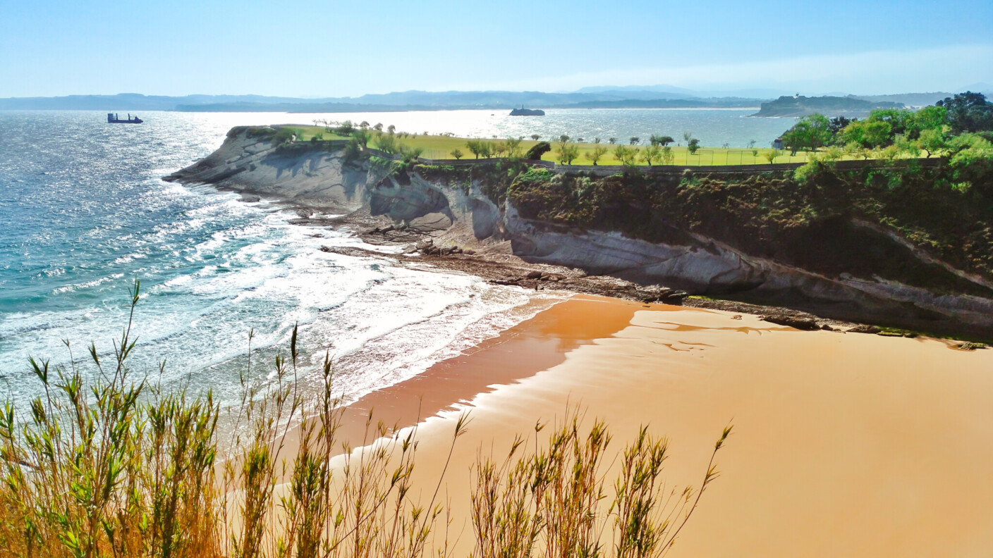 Sand und klares Wasser an jedem Strand in Santander