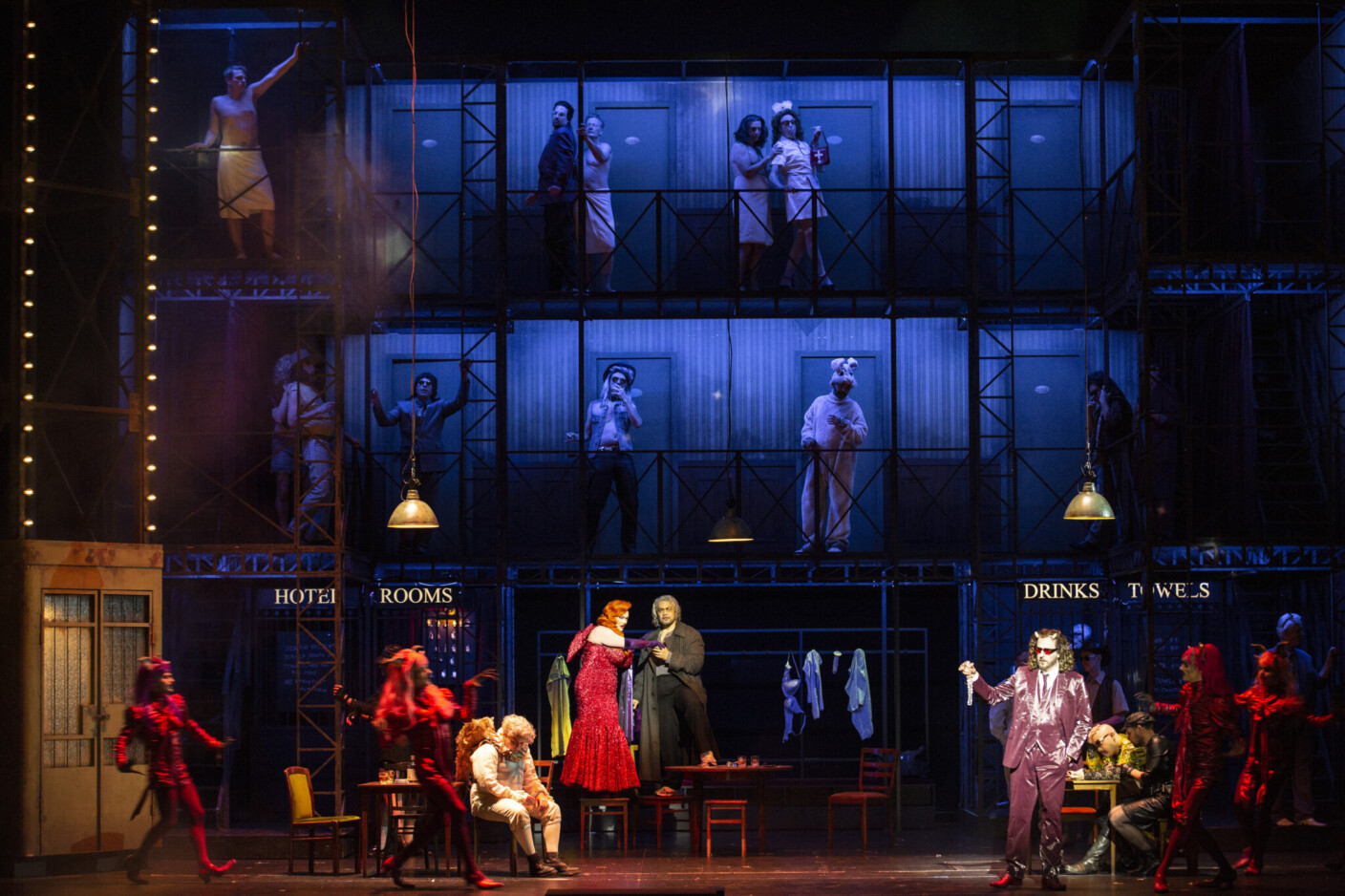 Szenenbild aus „Les Contes d’Hoffmann“